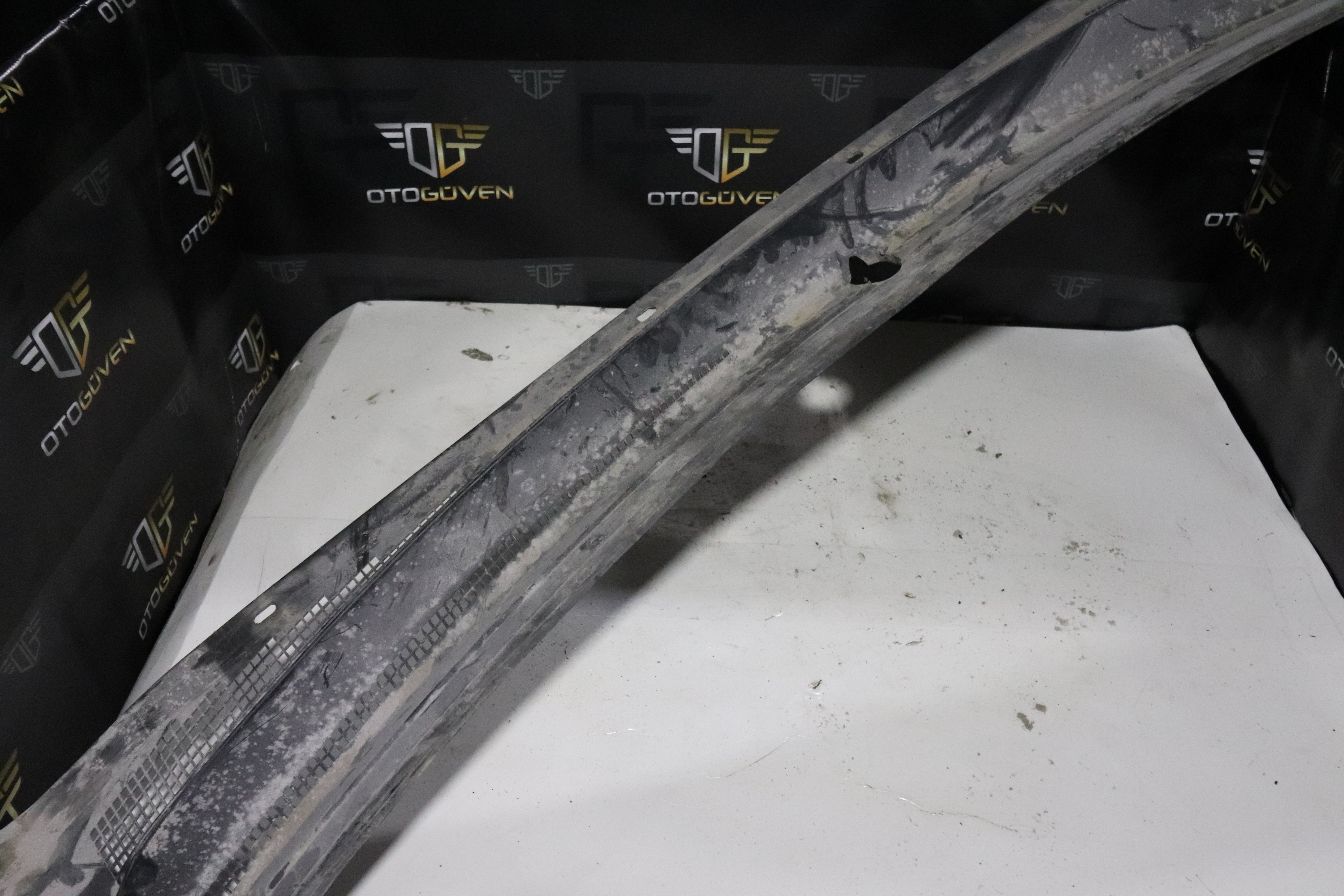 2008-2011 RANGER ÖN CAM IZGARASI