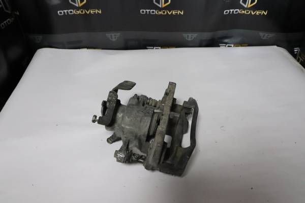 Ford Custom Arka Merkez Çıkma – Kapı Sisteminde Sağlamlık ve Güvenilirlik Sunan Ekonomik Çözüm