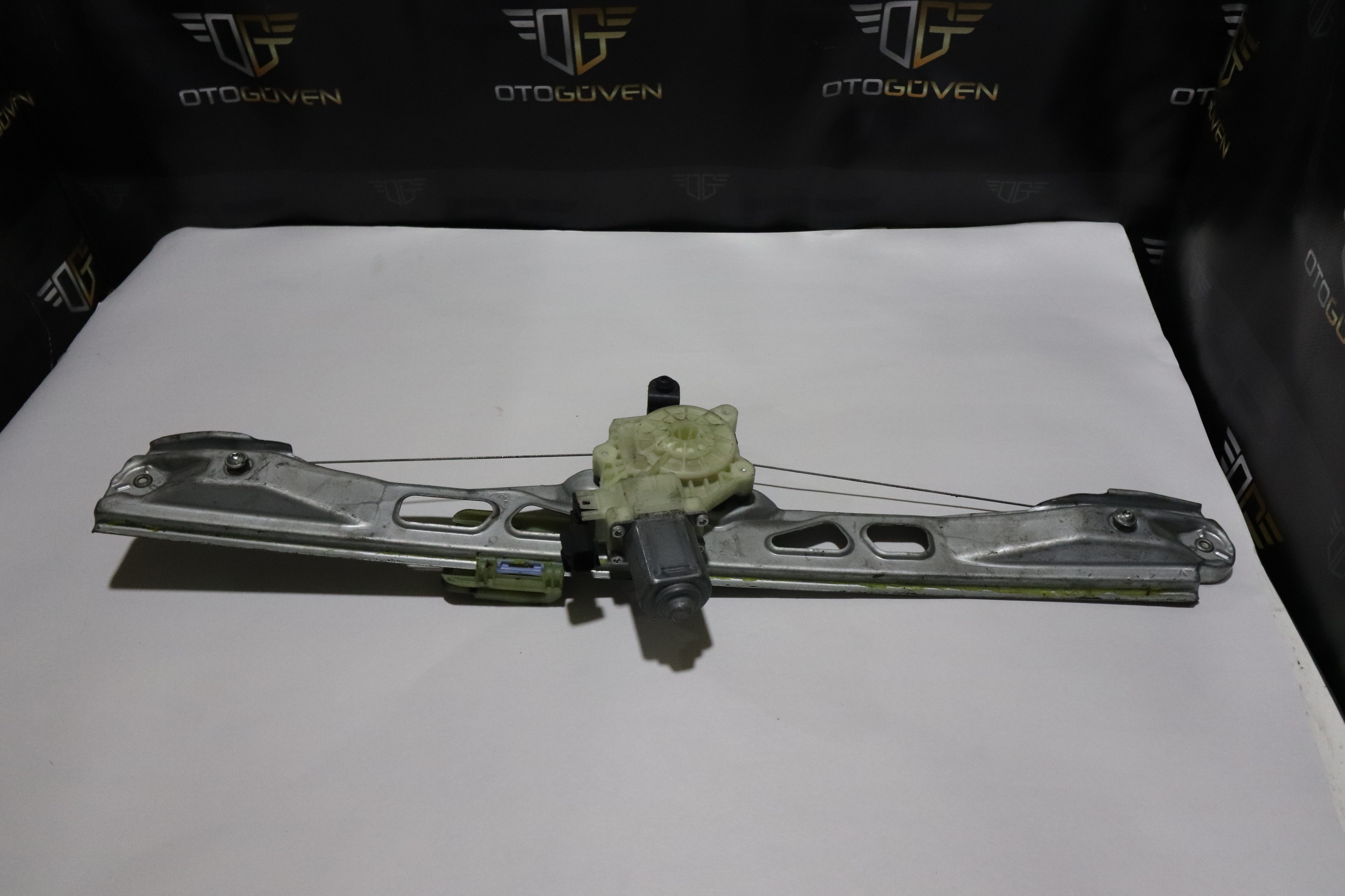 FORD CUSTOM ÖN KAPI CAM KRİKOSU