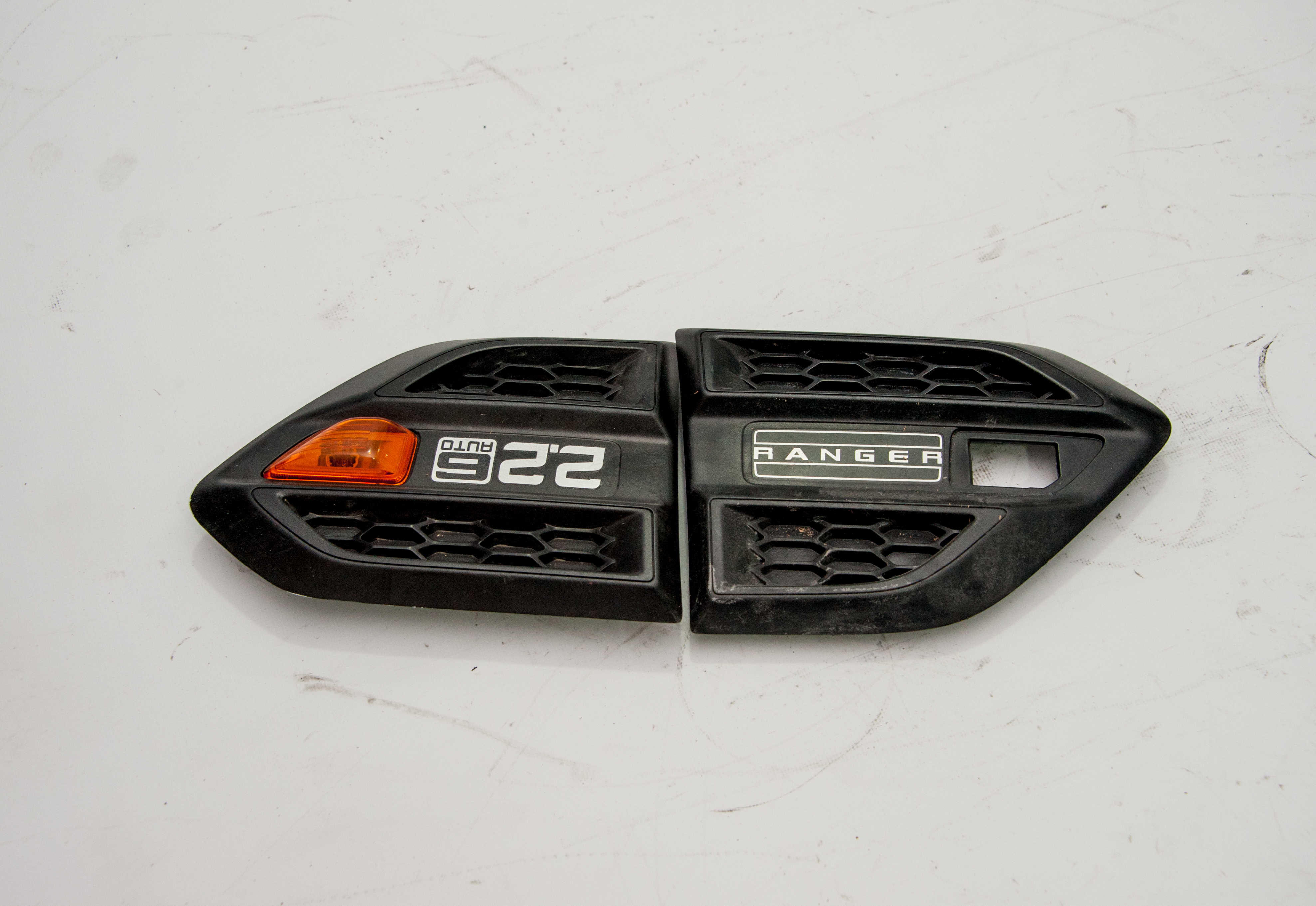 FORD RANGER 2018 ÇAMURLUK ÜÇGEN PLASTİKLER