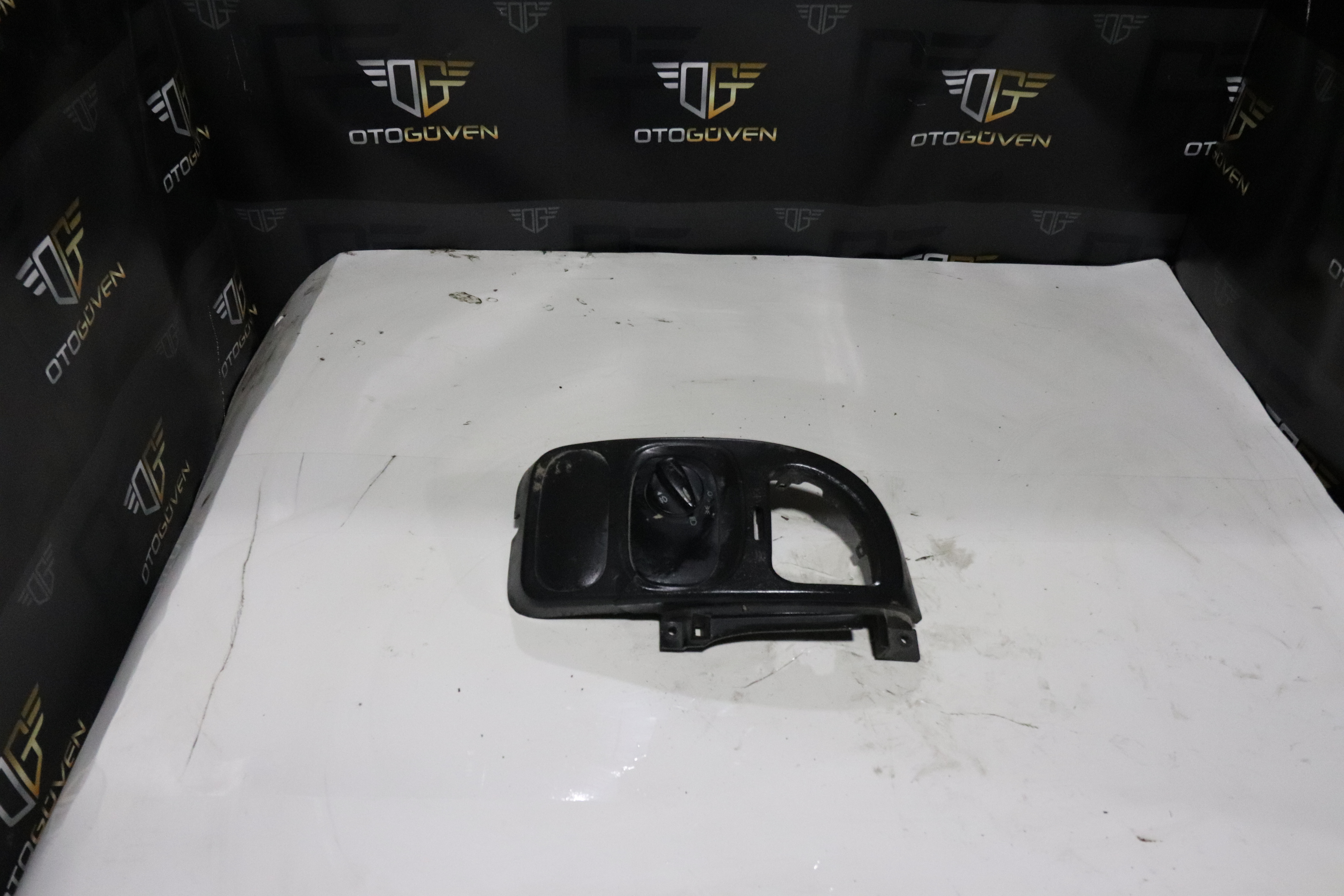 TRANSİT V184 FAR DÜĞME ÇERÇEVESİ